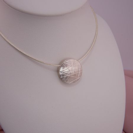 Runder Anhänger mit Silberseil